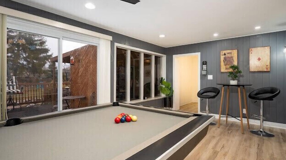 Sarnia House | Modern spacious home close to border, beach, shopping and all amenities