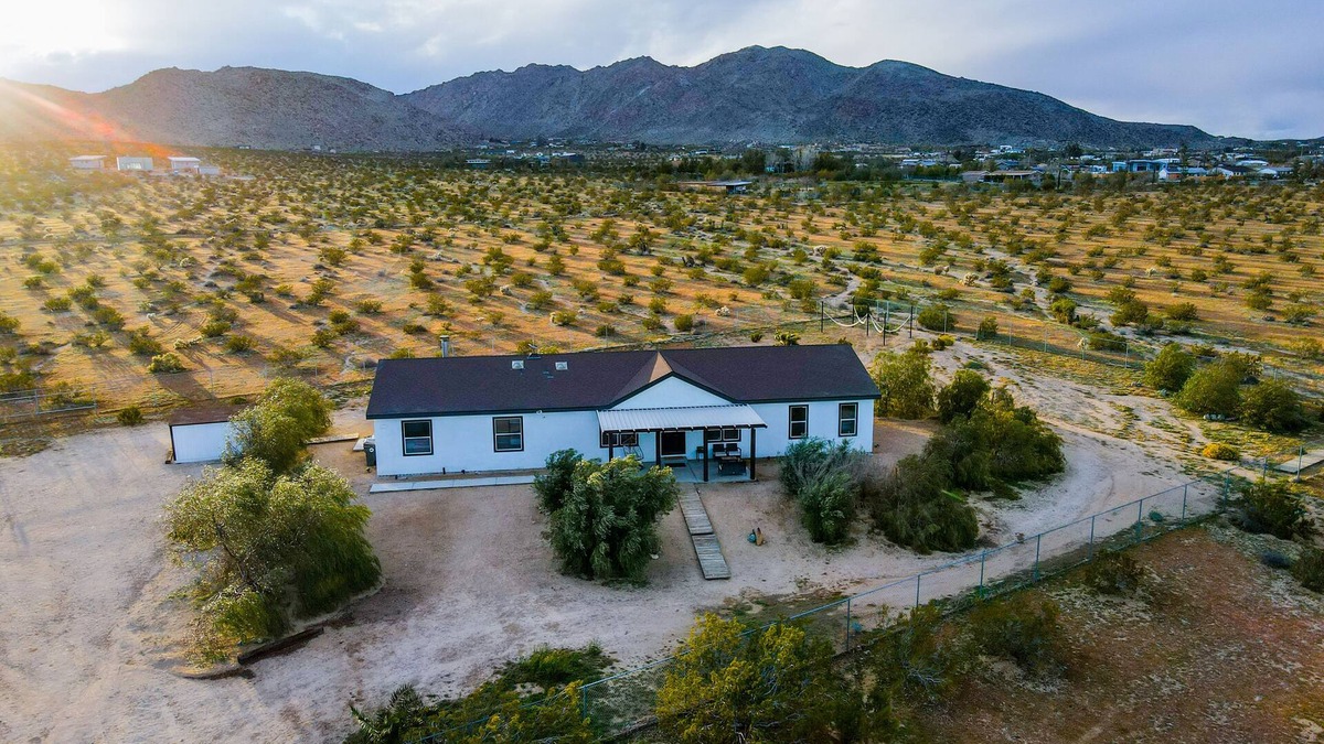 Joshua Tree House | Modern Spacious Ranch W Jacuzzi, Cowboy Pool, Stargaze, Mt. Views, and Hammocks