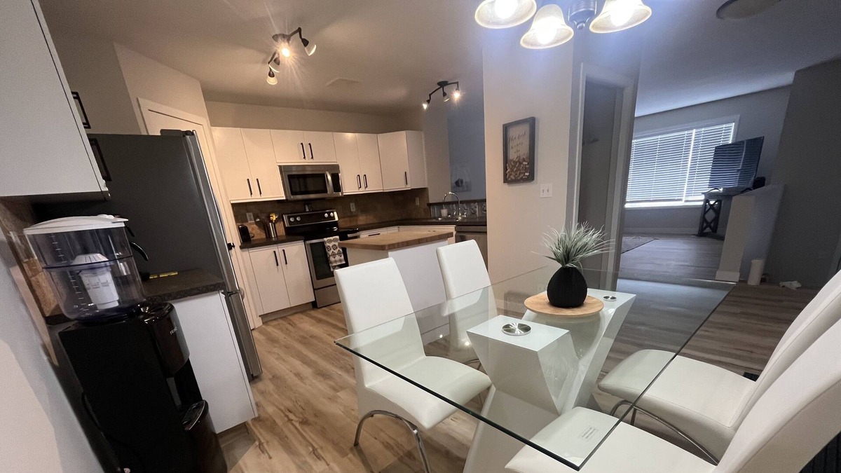 Red Deer House | Modern spacious suite, south end, pet friendly!