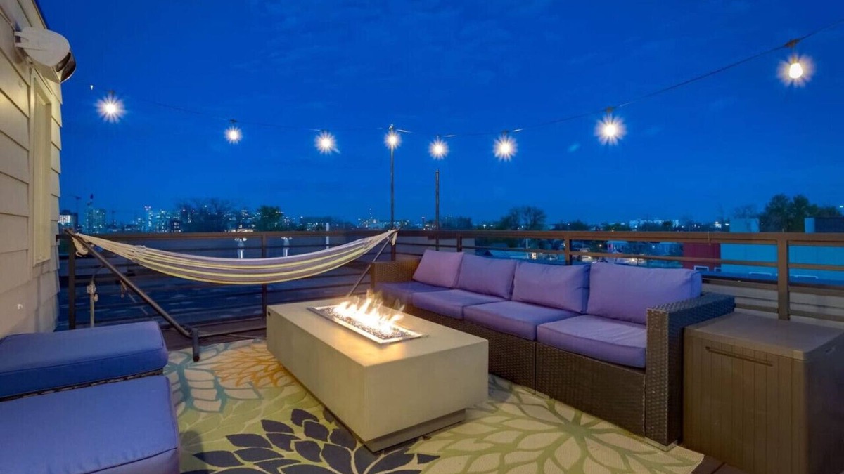 Lincoln Park House | Modern, Spacious Townhouse Mins from Downtown