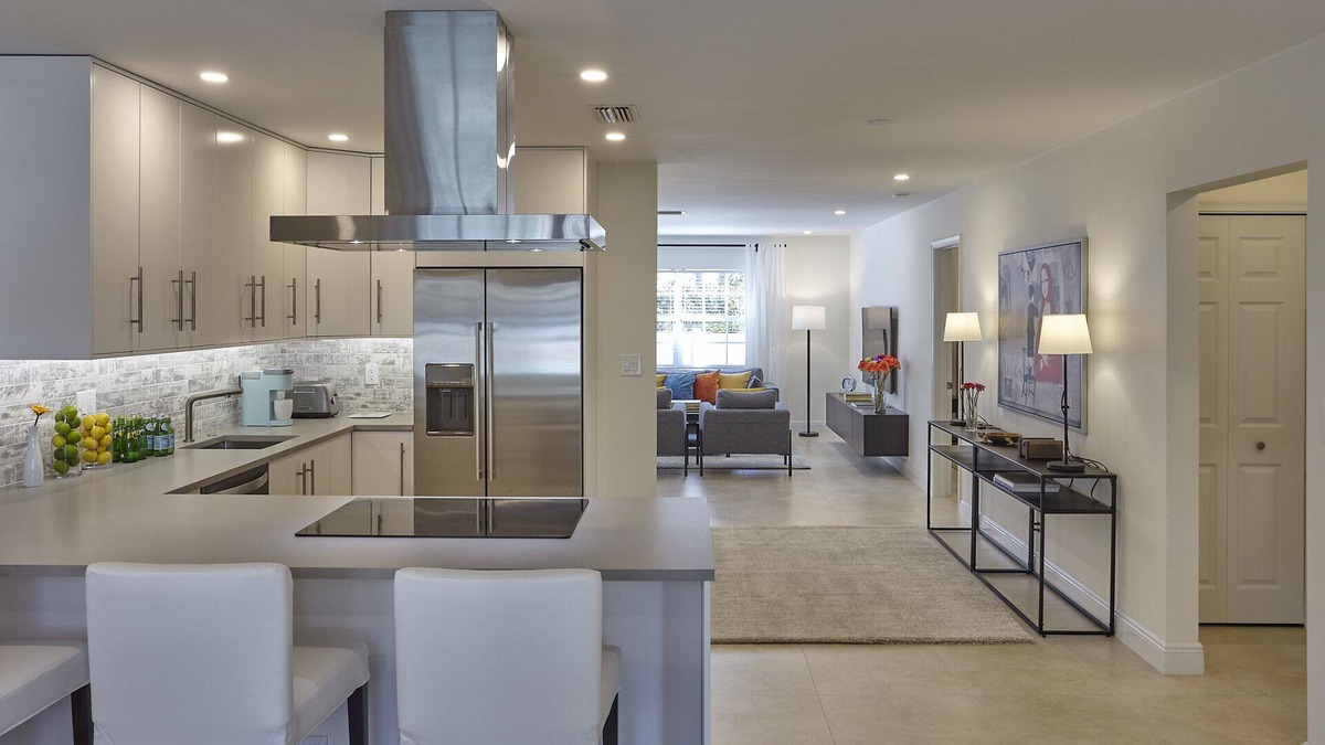 Deerfield Beach Apartment | Modern & Spacious Luxury Apartment – Steps to the Beach