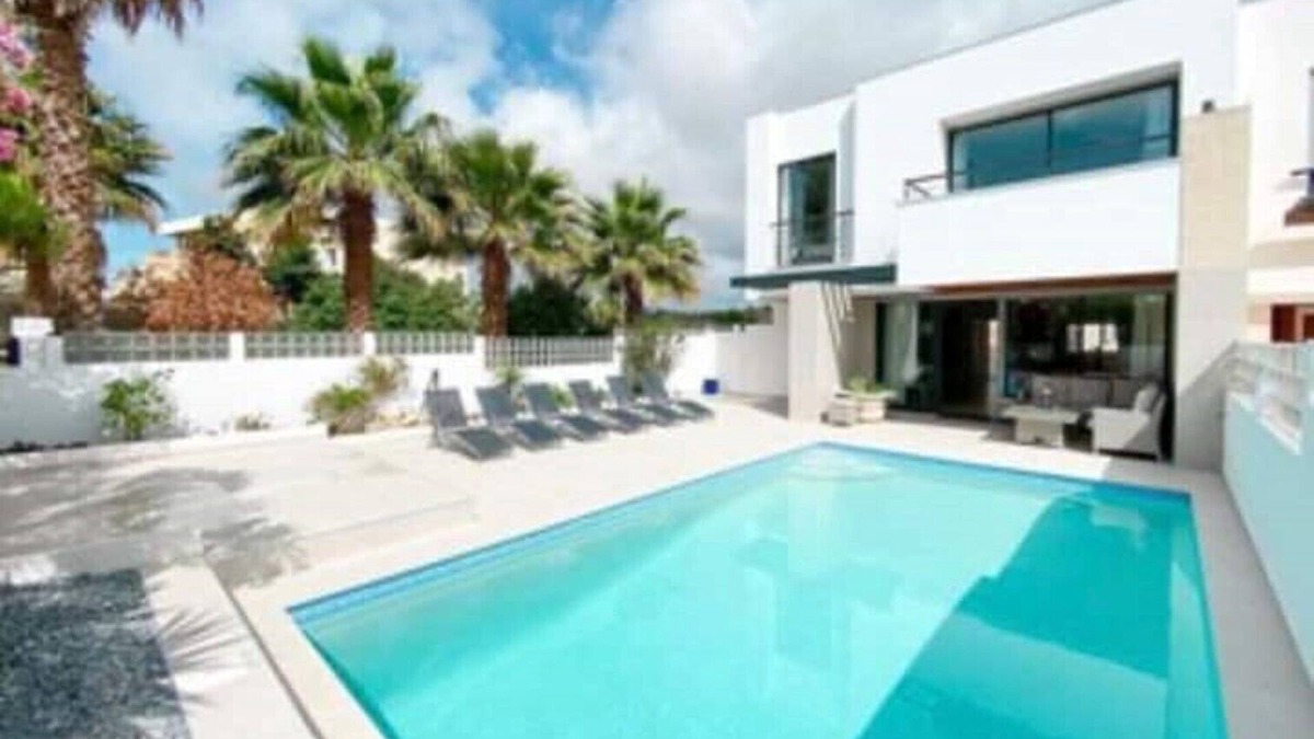 Lagos Villa | Modern, spacious Villa with private pool, quiet location, close to all amenities