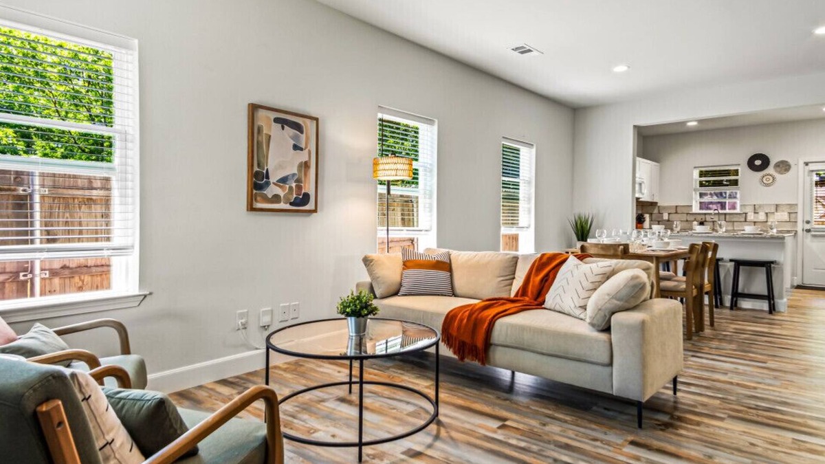 Rockwall House | Modern & Spacious, Walk to historic Downtown | TSH