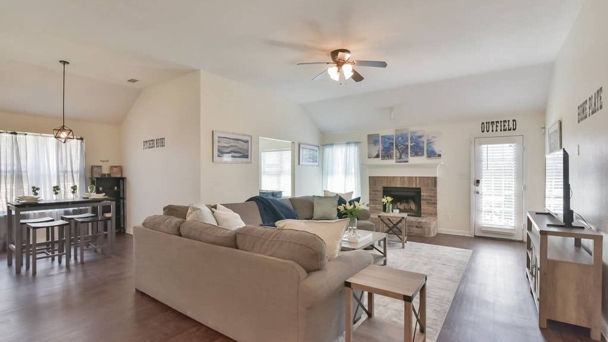 Mansfield House | ★ Modern Sports Theme Getaway near AT&T & BLD★