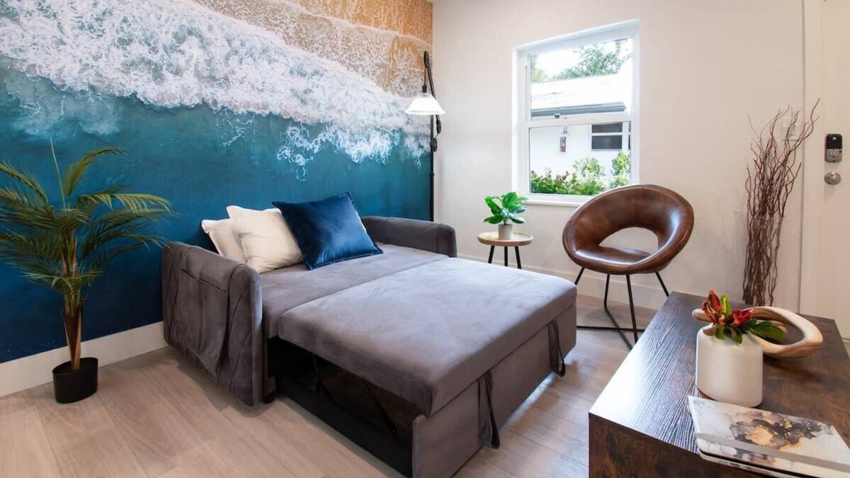 Poinciana Park Hotel | Modern Stay Near Airport, Cruise & Downtown