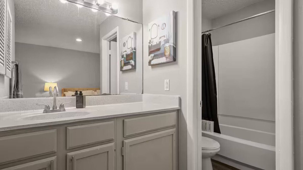 Hancock Apartment | Modern Stay Near Downtown, Fast Wi-Fi+ Parking