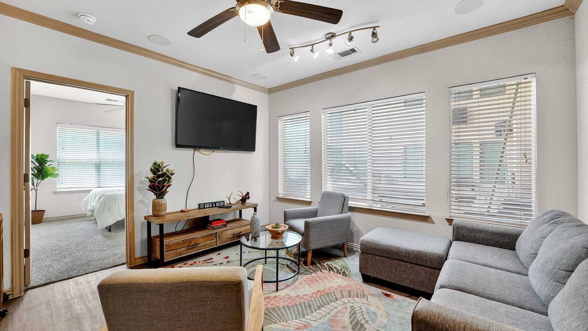 West Campus Apartment | Modern Stay W/Resort-Style Perks | 0.7 Mi from UT!