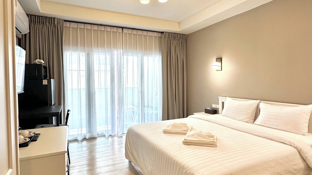 Nong Prue Hotel | Modern Studio 50m from Jomtien Beach, Free WiFi & Balcony
