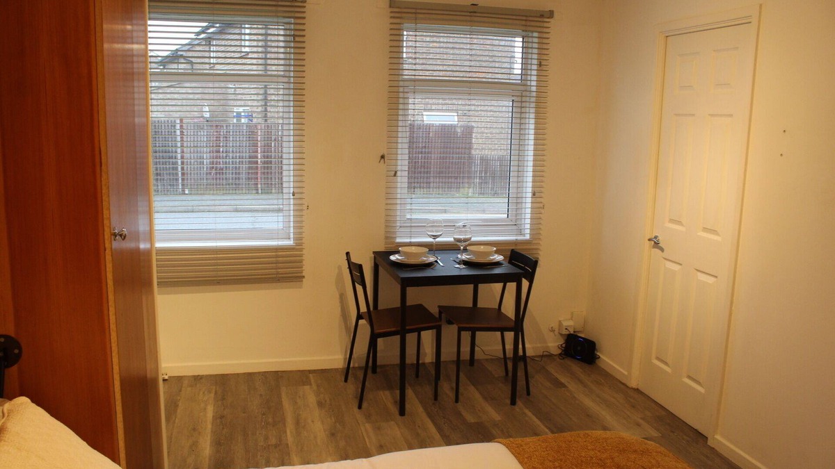 Chatham House | Modern studio apartment with parking