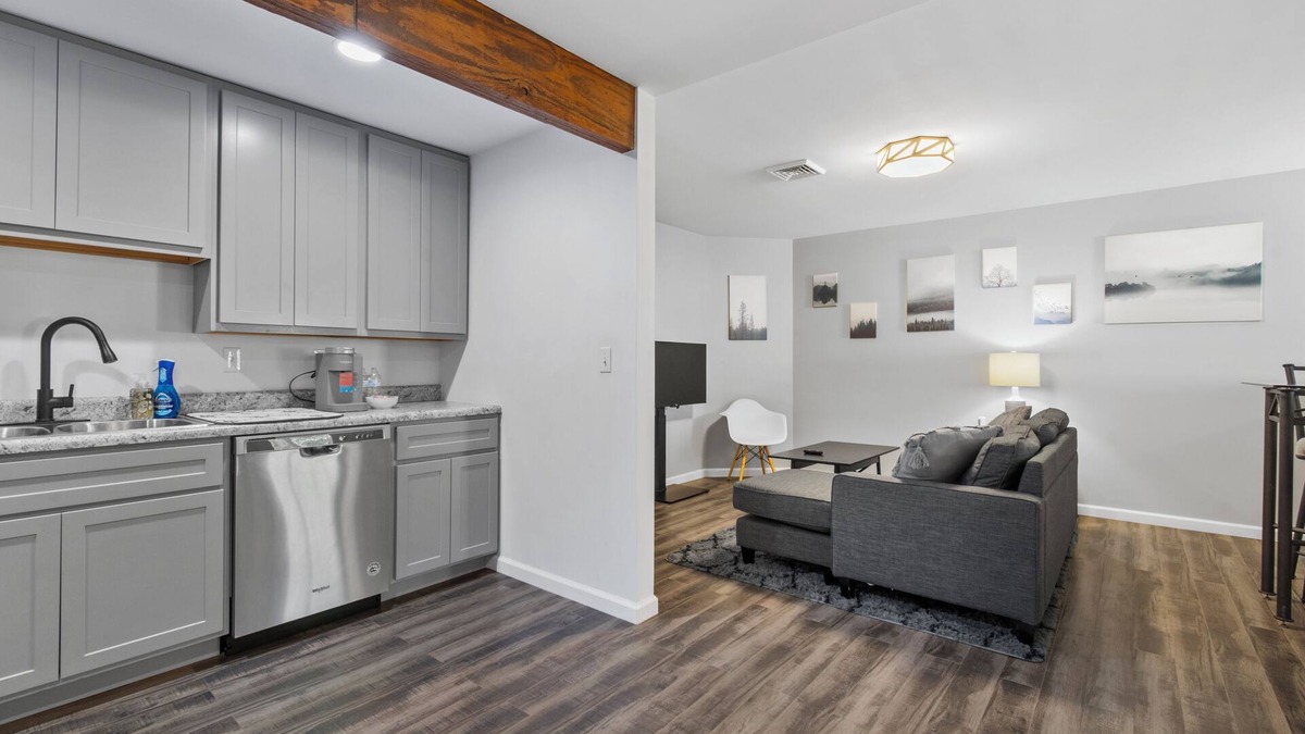 Festus Apartment | Modern Studio Apartment in the center of town, private parking & WIFI