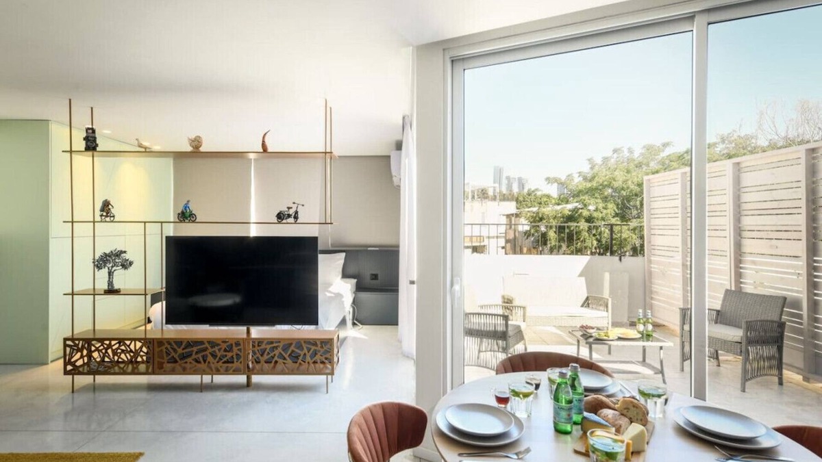 Tel Aviv City Center Apartment | Modern Studio Apt with Balcony