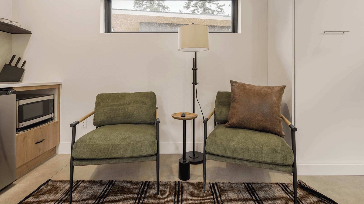 Grant Cabin | Modern Studio Cabin, Hike, Soak, Unwind for 2