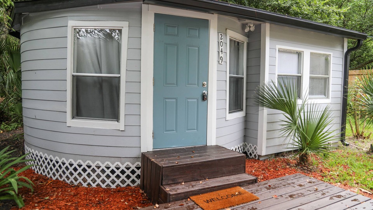 San Marco Cottage | Modern studio cottage with private patio and parking