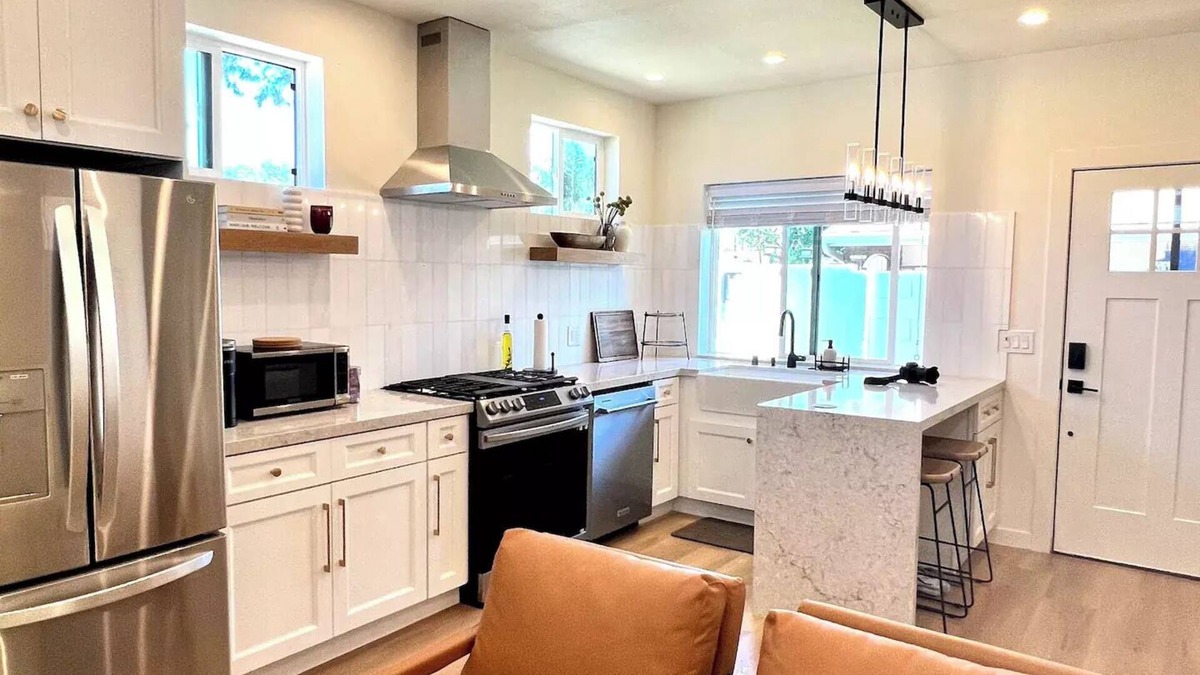 North Hills West House | Modern Studio- Entire place to yourself! Full Kitchen/Washer/Dryer/500mbs WIFI