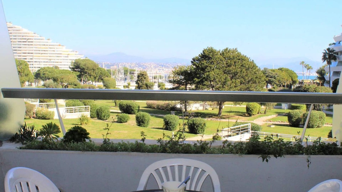 Villeneuve Loubet Beach Apartment | Modern Studio with Terrace, Garden View, 150m from Beach, A/C, WiFi, Sleeps 4