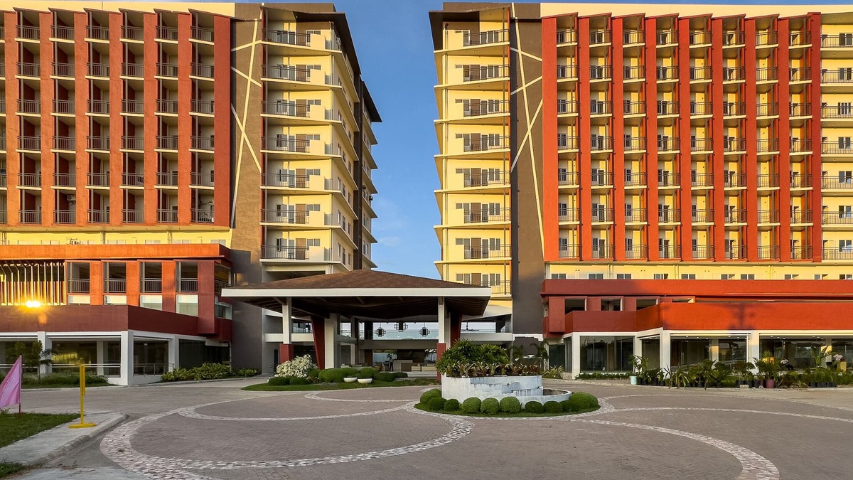 Lapu-Lapu Condo | Modern Studio Poolside Balcony Near Mactan Airport
