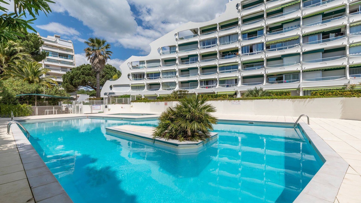 La Petite Motte Apartment | Modern Studio with Pool View and Free Parking
