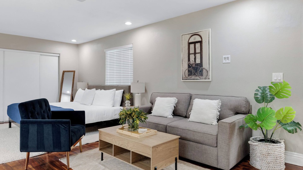 Grant Hill House | Modern Studio w/Pool & Hot Tub Near Beaches & Downtown | Briggs