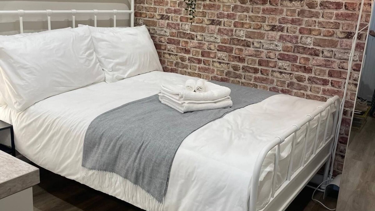 Cheetham Hill Apartment | modern studio with WiFi in charming manchester near metro link tram stop