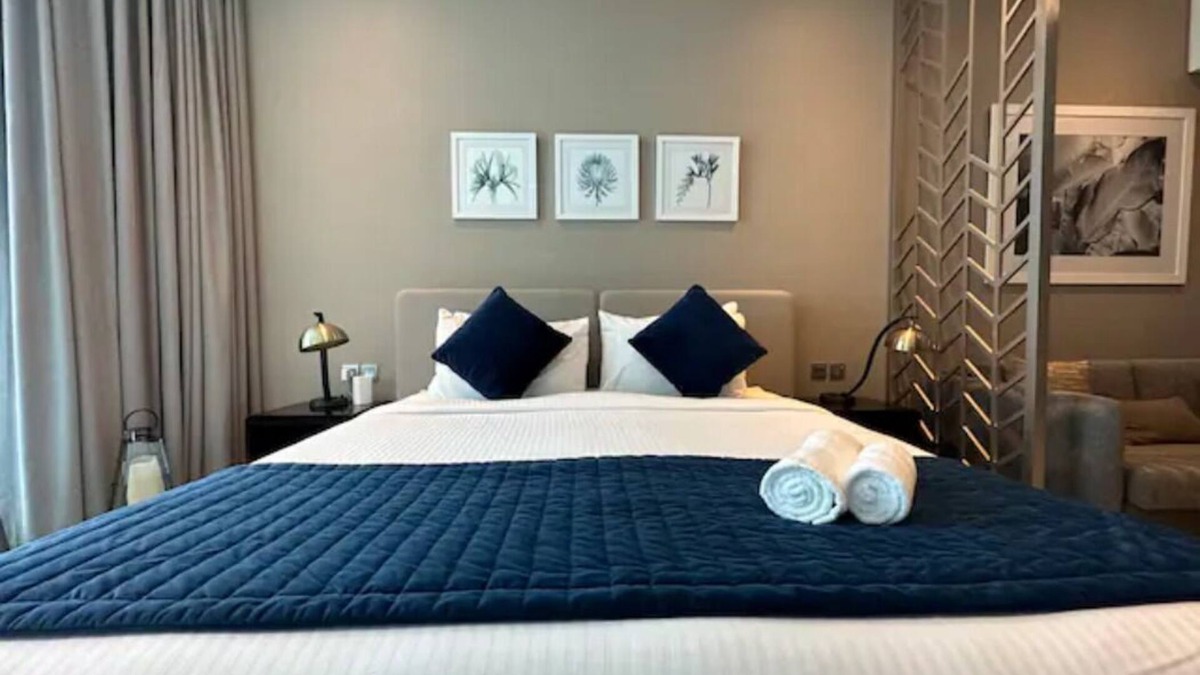 Downtown Dubai Apartment | Modern studio with a Canal view!