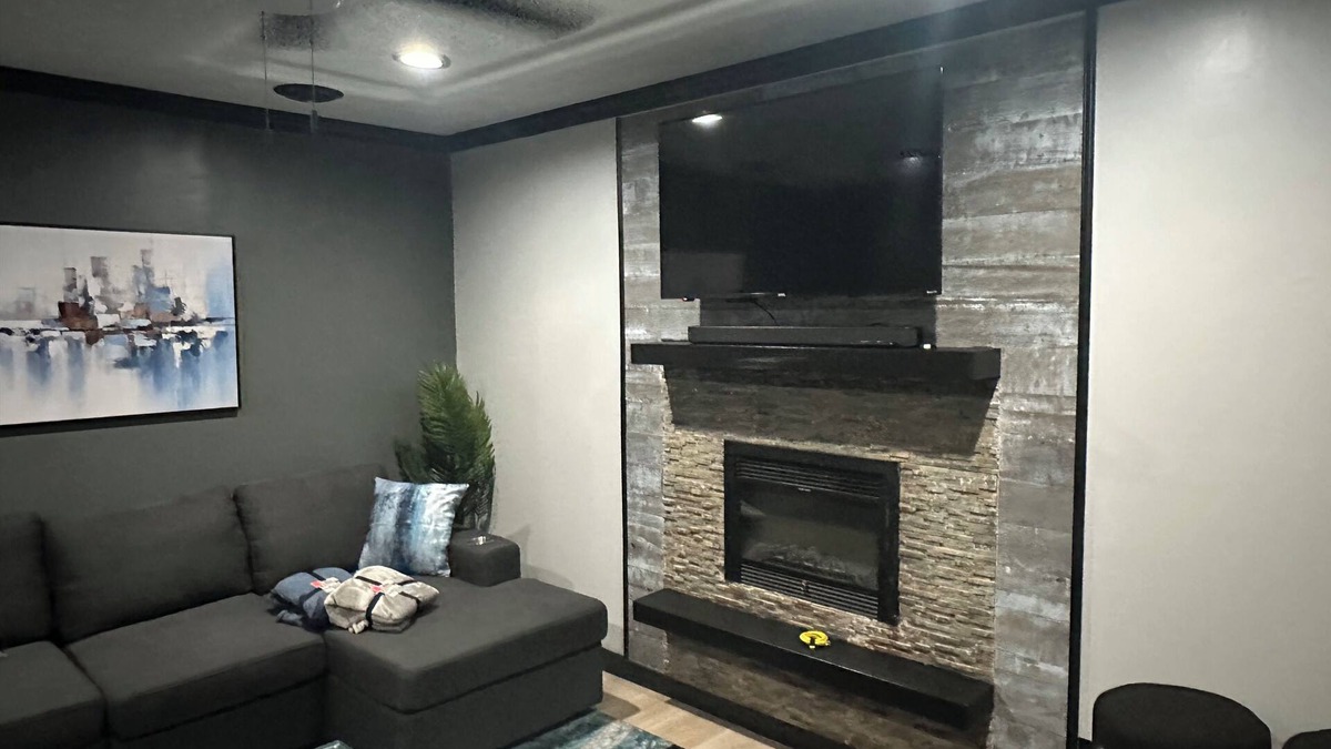 Westover House | Modern styled 3 Bdrm 2 bath with a Game Room and large sitting and dining area.