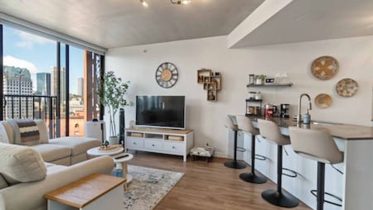 Gastown Apartment | Modern & Stylish 1BR Condo, Vancity!