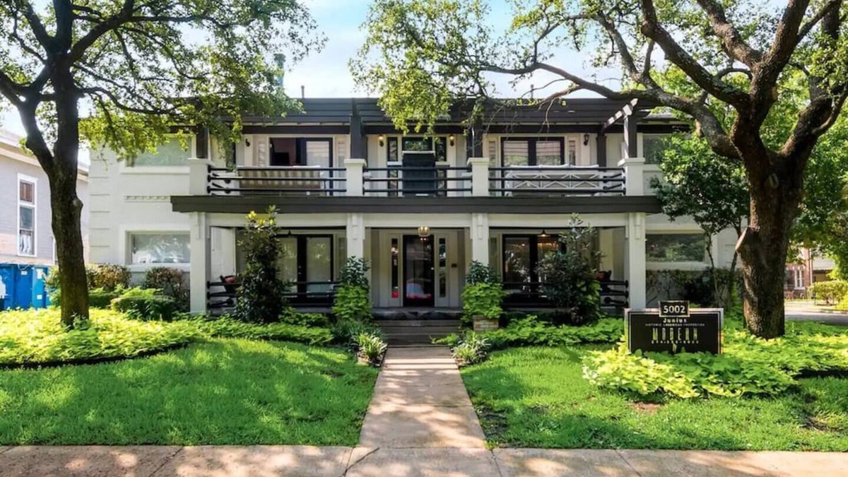 Old East Dallas Condo | Modern & Stylish 2BR/1BA loft in Dallas’ Historic Deep Ellum/Junius Heights District. Features king & queen beds, private balcony, and access to an offsite award-winning courtyard retreat.
