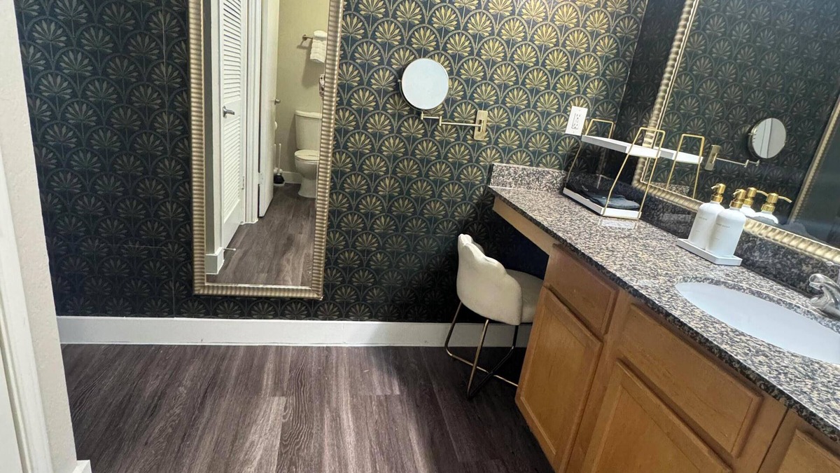 Vance Jackson Apartment | Modern, Stylish Apartment Fast WiFi, Fitness Center, Prime Location