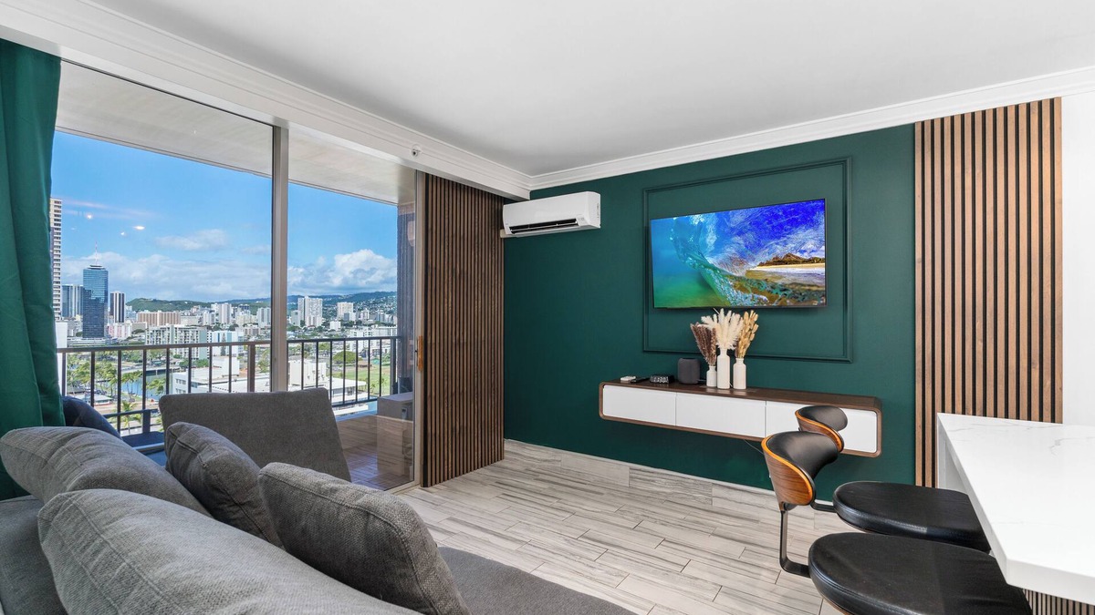 Waikiki Condo | Modern Suite/Free Parking/View/AC/King Bed/Kitchen/Prime Location