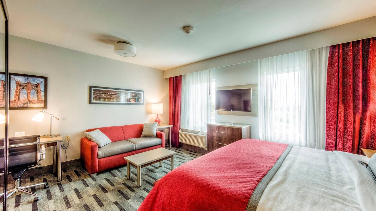Columbus Apartment | Modern Suite Only 1 Mile from The Ohio State University | Business Center + Heated Indoor Pool