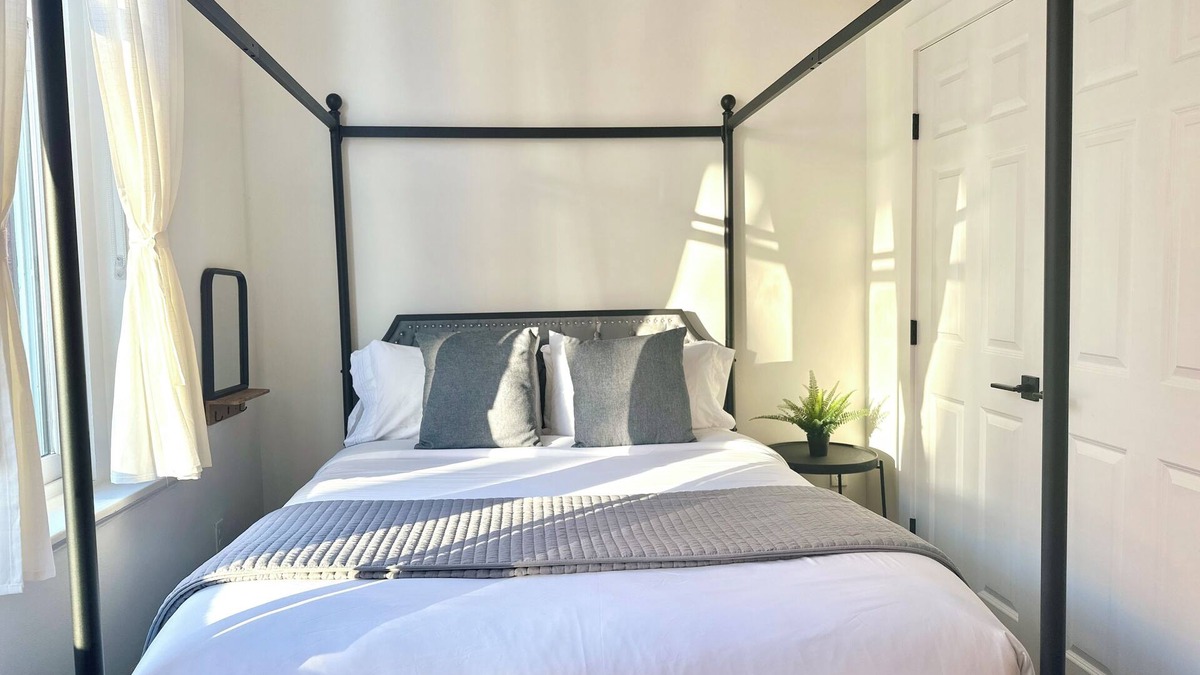 Downtown Apartment | Modern Suite, Sleeps 4 ,Near Brown & Hospitals & PPAC