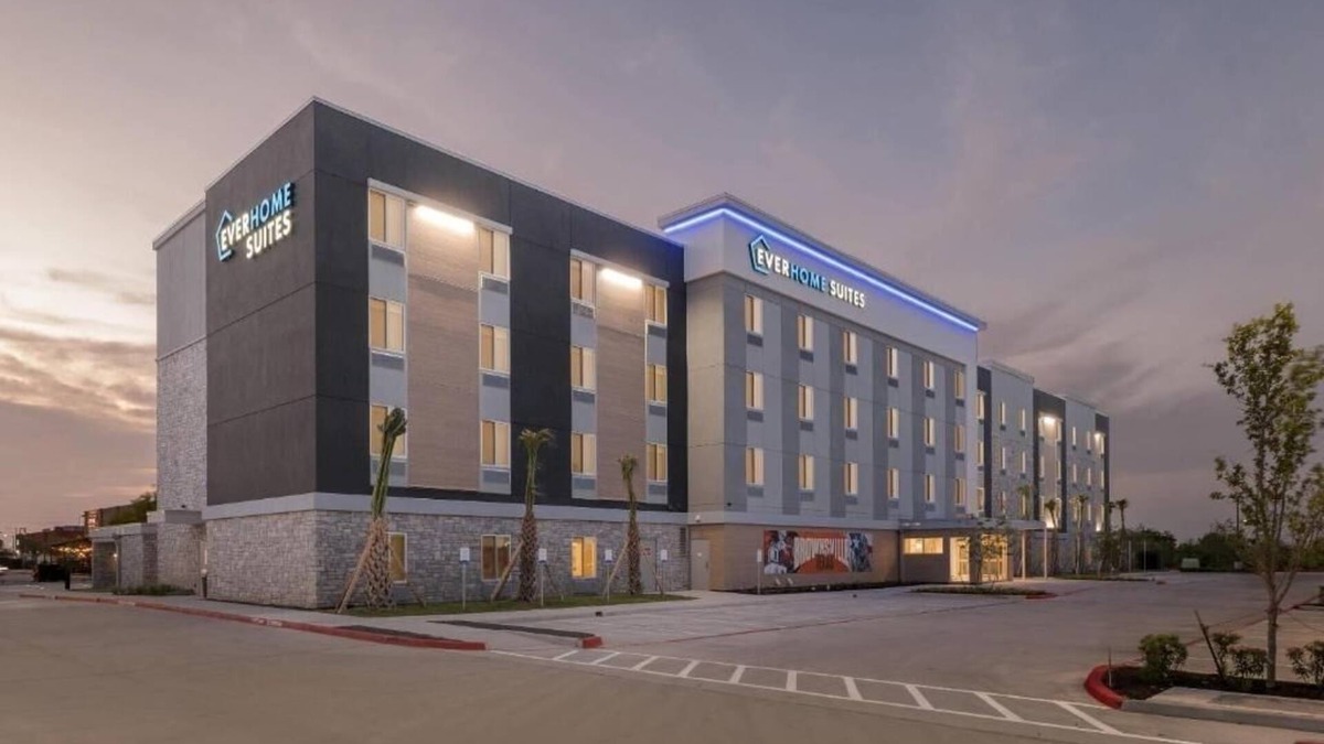 Brownsville Hotel | Modern Suite w/Full Kitchen + Workspace for Long-Term Stays