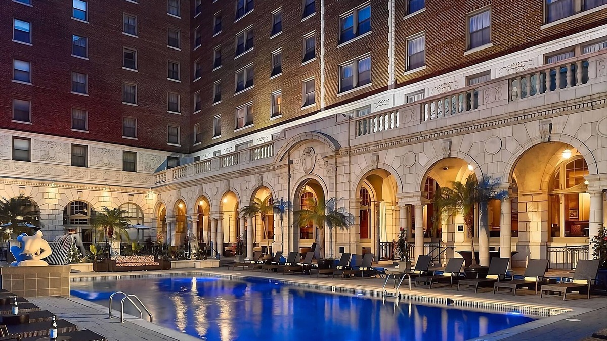 Central West End Apartment | Modern Suite w/Living & Dining Areas! Pets Allowed! W/Parking, Pool & Cinema!