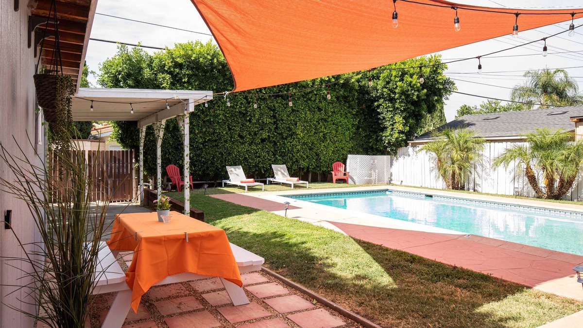 Encino House | *Modern, Sunny, Great Location- Pool/BBQ/Firepit!*