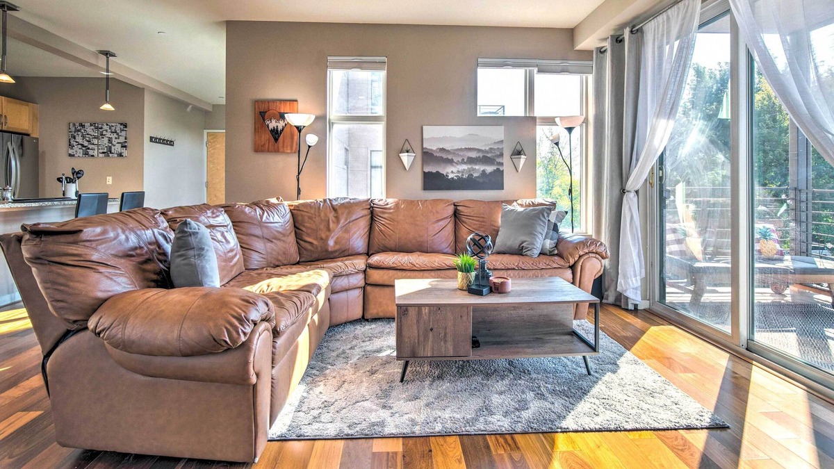 Sunnyside Condo | Modern Sunnyside Condo w/ Private Balcony!