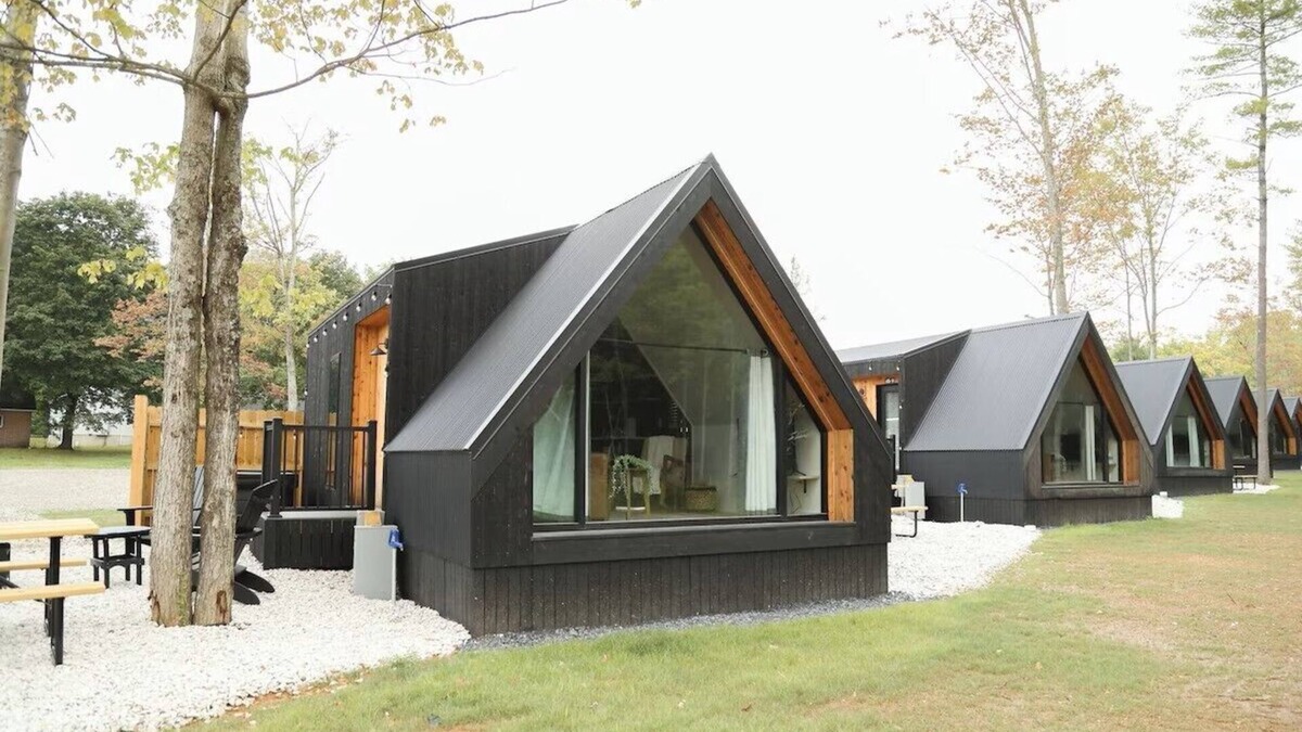 Milroy Cabin | Modern Tiny Home 29 w/Hot Tub!
