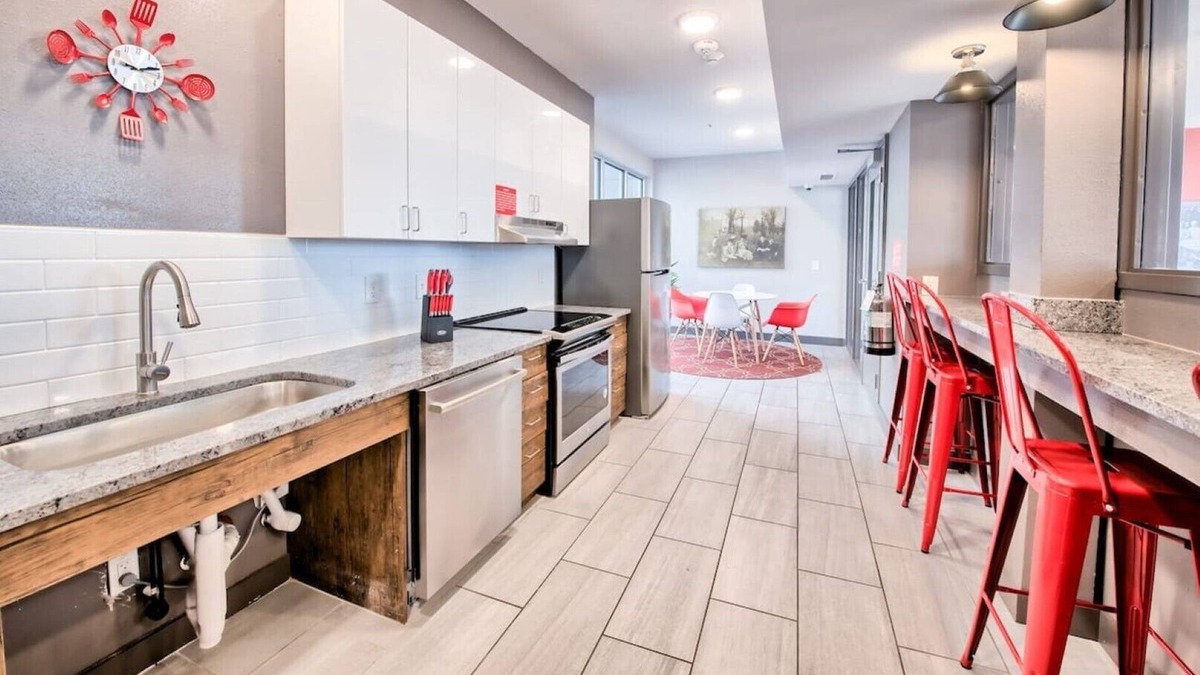 Old North Columbus House | ⭐Modern Tiny Studio 🌃 Laundry Room⏺️Parking🚗Fitness Gym💪| Extended Stay Ready