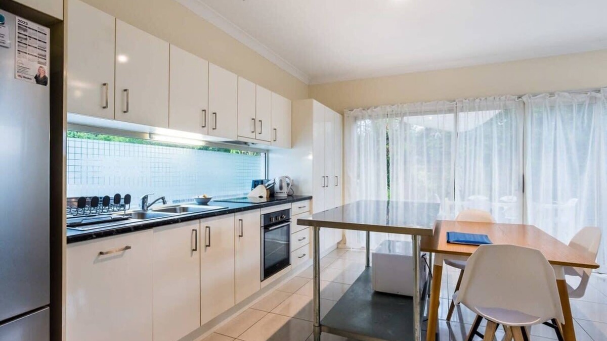 Ashgrove Apartment | Modern Top Floor 2BR With Private Deck
