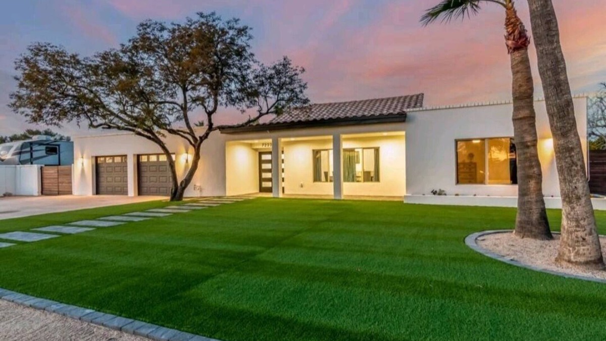 Glendale House | Modern Top Gun House in Arrowhead district. nHeated Pool/Outdoor BBQ/Bar/Games