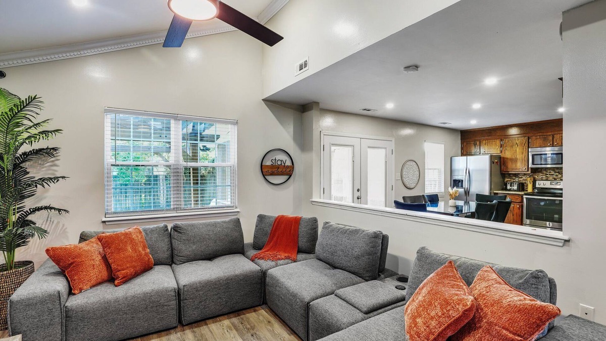 North Charleston House | Modern Townhome with Outdoor Patio & Fire Pit- Close to Airport and Attractions