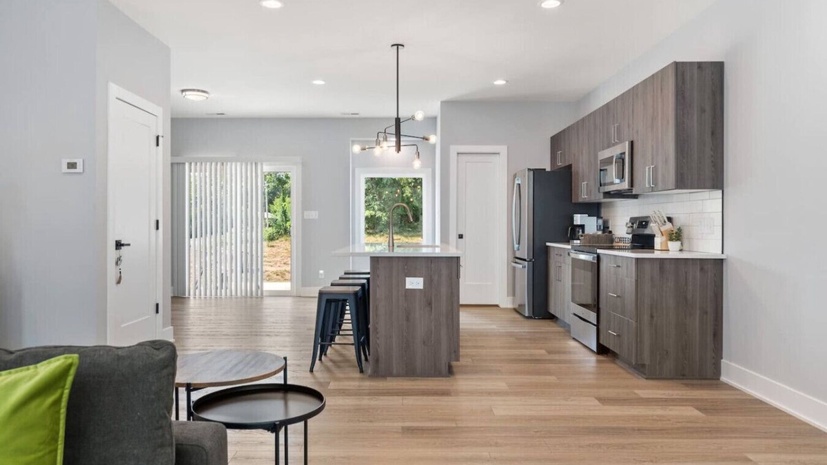 Lynchburg House | Modern Townhome Near Liberty University with Luxe Amenities