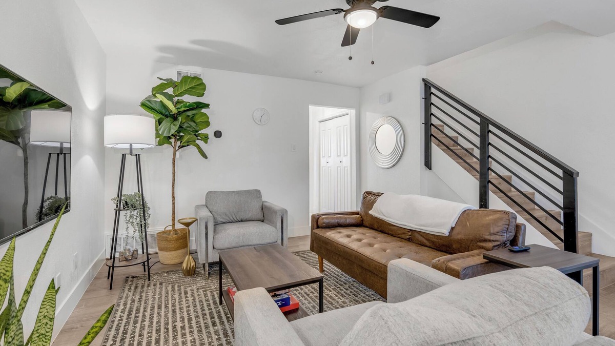 South Arlington House | Modern Townhome w/Deck and Fast Wifi 7 min from AT&T Stadium