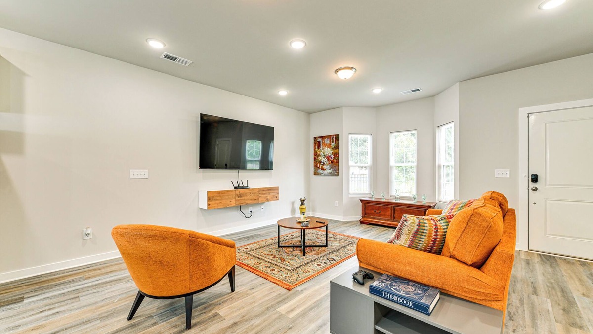 Lincoln Heights House | Modern Townhome w/Yard: 5 Mi to Dtwn Charlotte