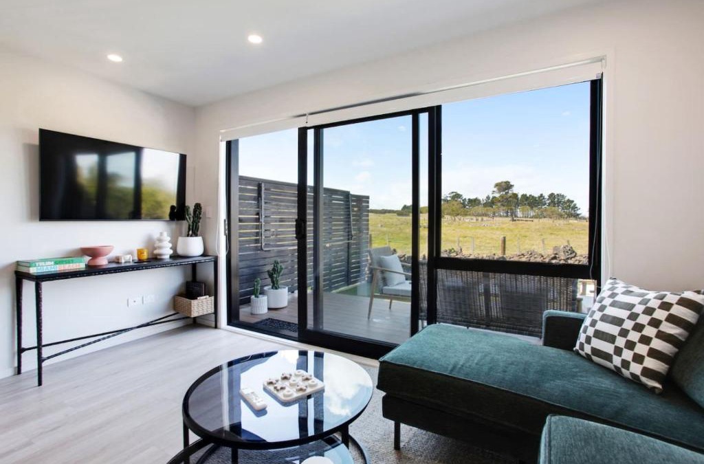 Mangere Bridge House | Modern Townhouse by Mangere Mountain near Airport