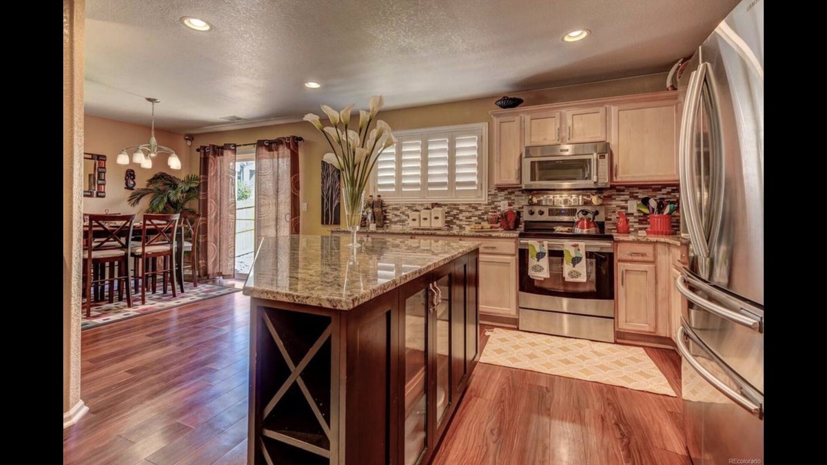 Aurora House | Modern townhouse located right off of 470 sleeps 8