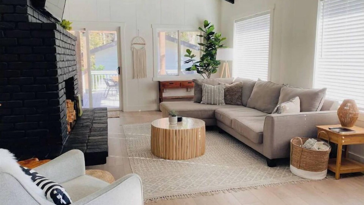 Little River Cabin | Modern & Tranquil ~ Mins to Coast ~ ♛Hot Tub ~ BBQ