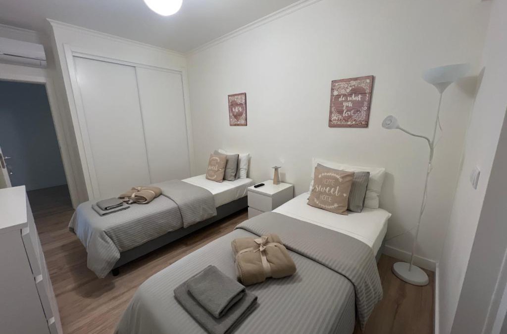 Palhais House | Modern Twin Room with a balcony