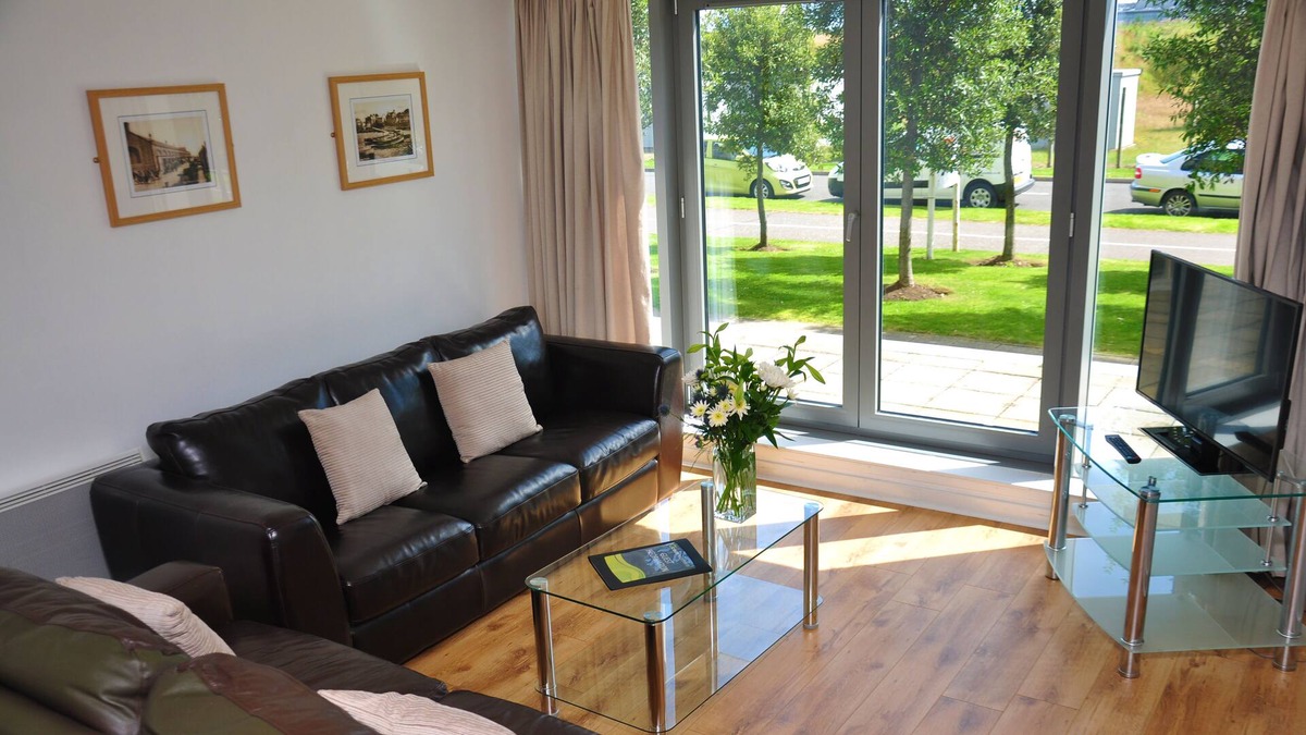 Newhaven Apartment | Modern Two Bedroom Apartment - Free parking - Excellent Wifi connection