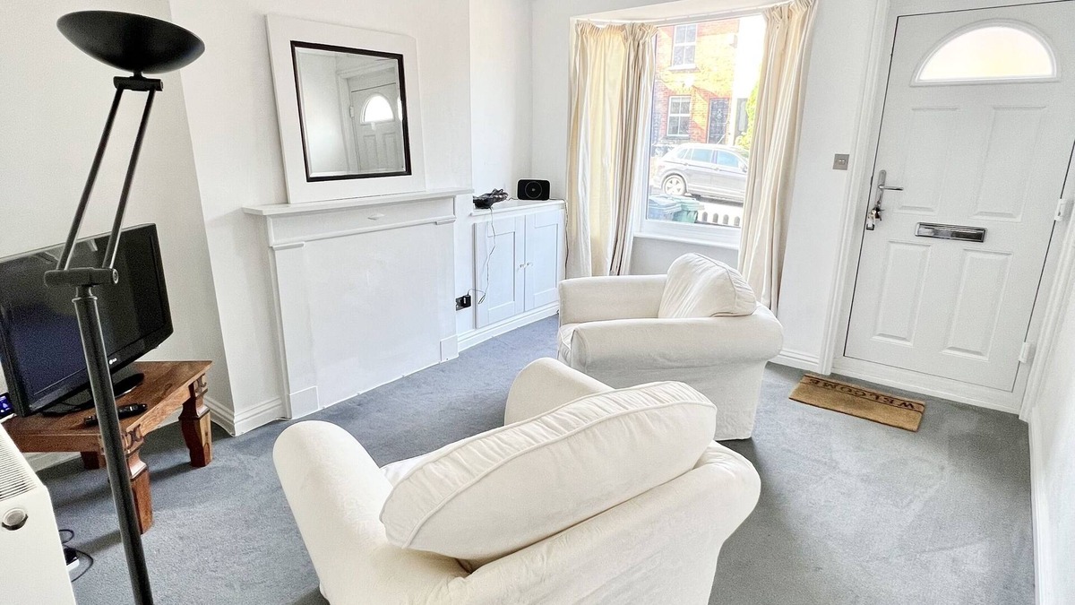 Redhill House | Modern Two Bedroom House with Garden with easy access to London