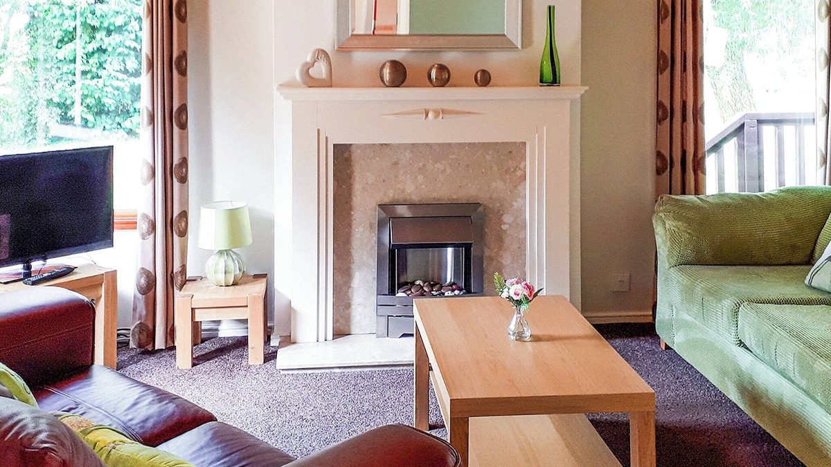 Langworth Ski Chalet | Modern two bedroom lodge, one double and one twin with en suite shower.
